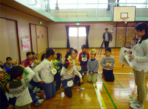 もったいない鬼ごっこの普及に協力するボランティアの鐘ヶ江さん