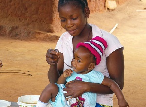 栄養豊富なおかゆを食べるアフリカ・ベナンの子ども