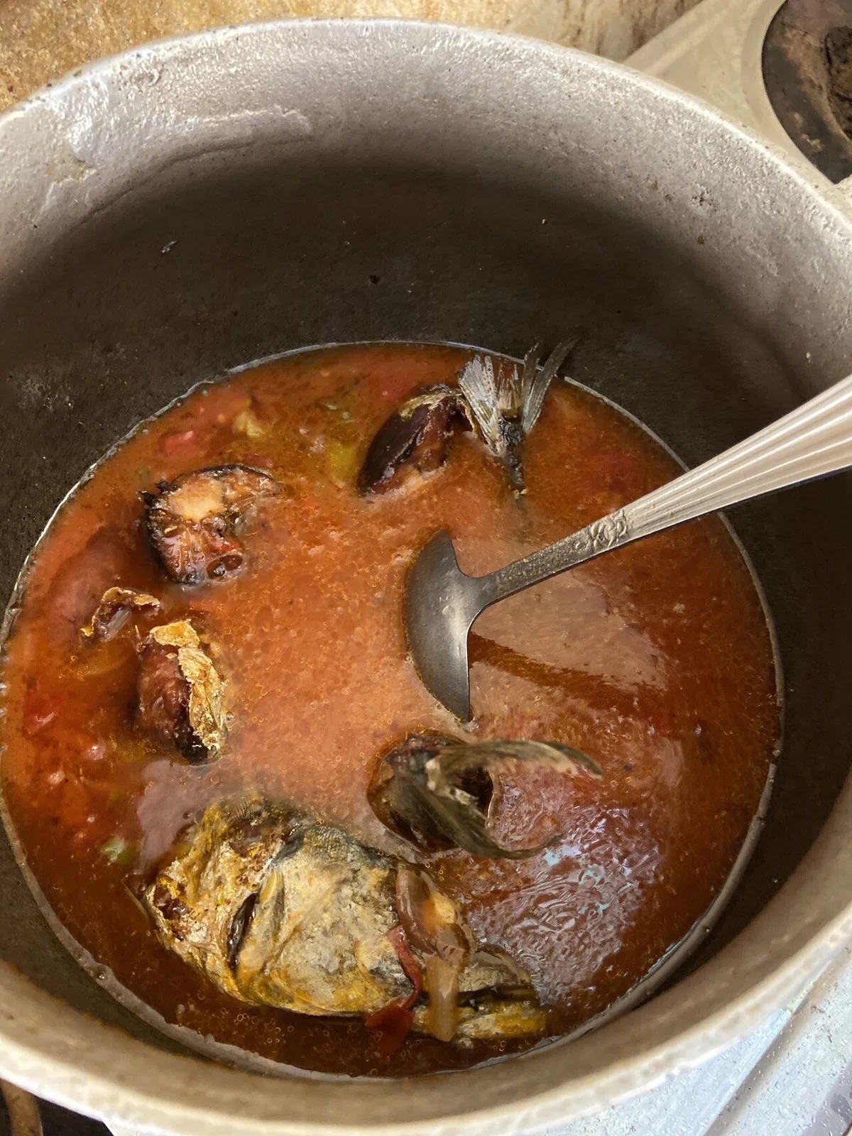 トマトペースト、水、スンバラ、揚げたサバを⑶の鍋に加える