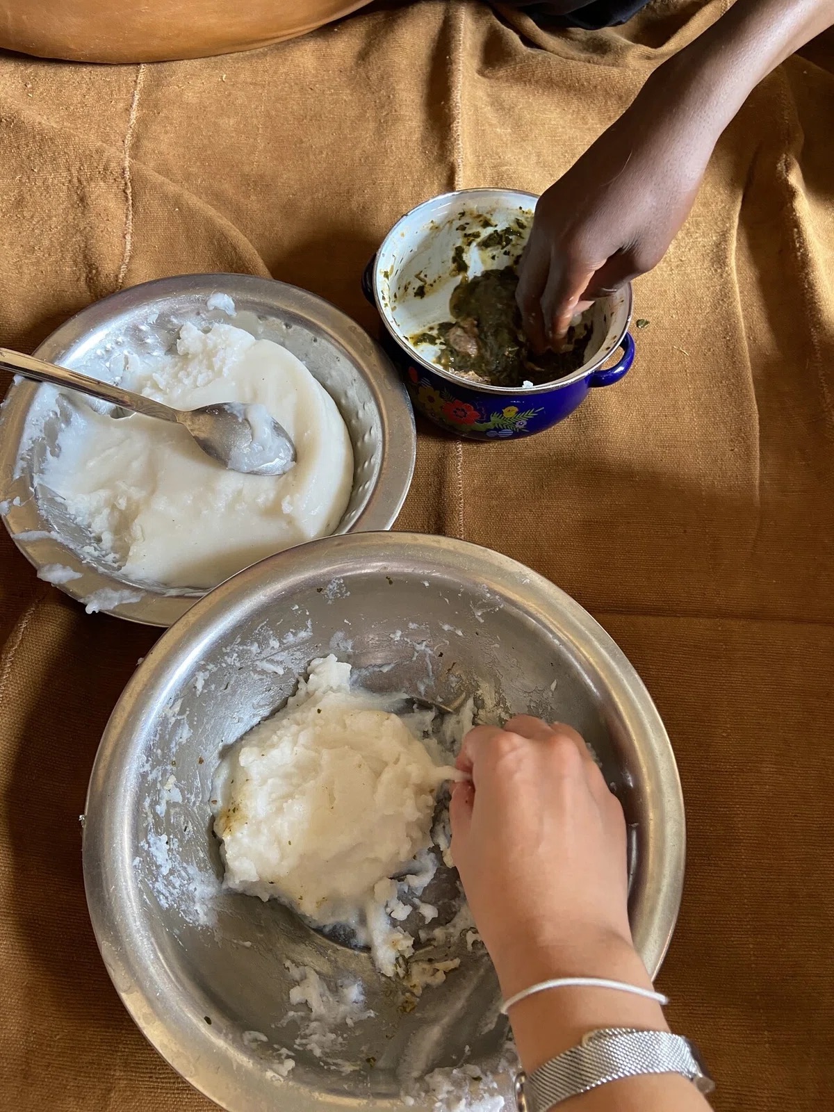 手を使って、分け合って食べるのがブルキナ流