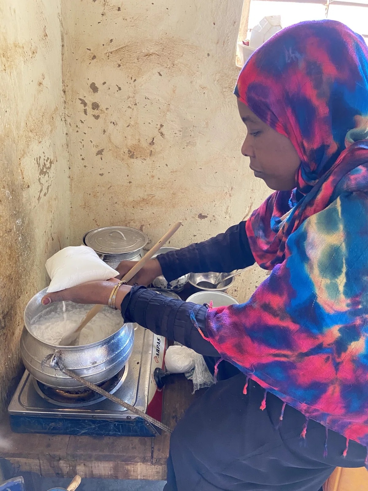 鍋に半分くらい水をいれて沸騰させ、とうもろこしの粉を少しずつ加える