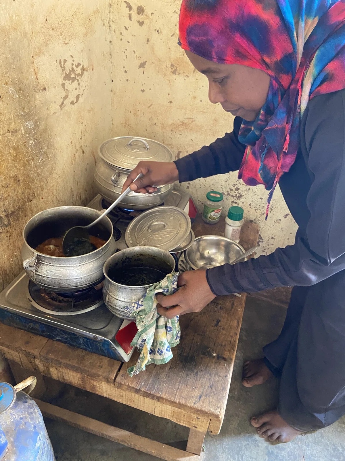 ゆでたブルバカの葉を⑷の鍋に加えて、まぜる