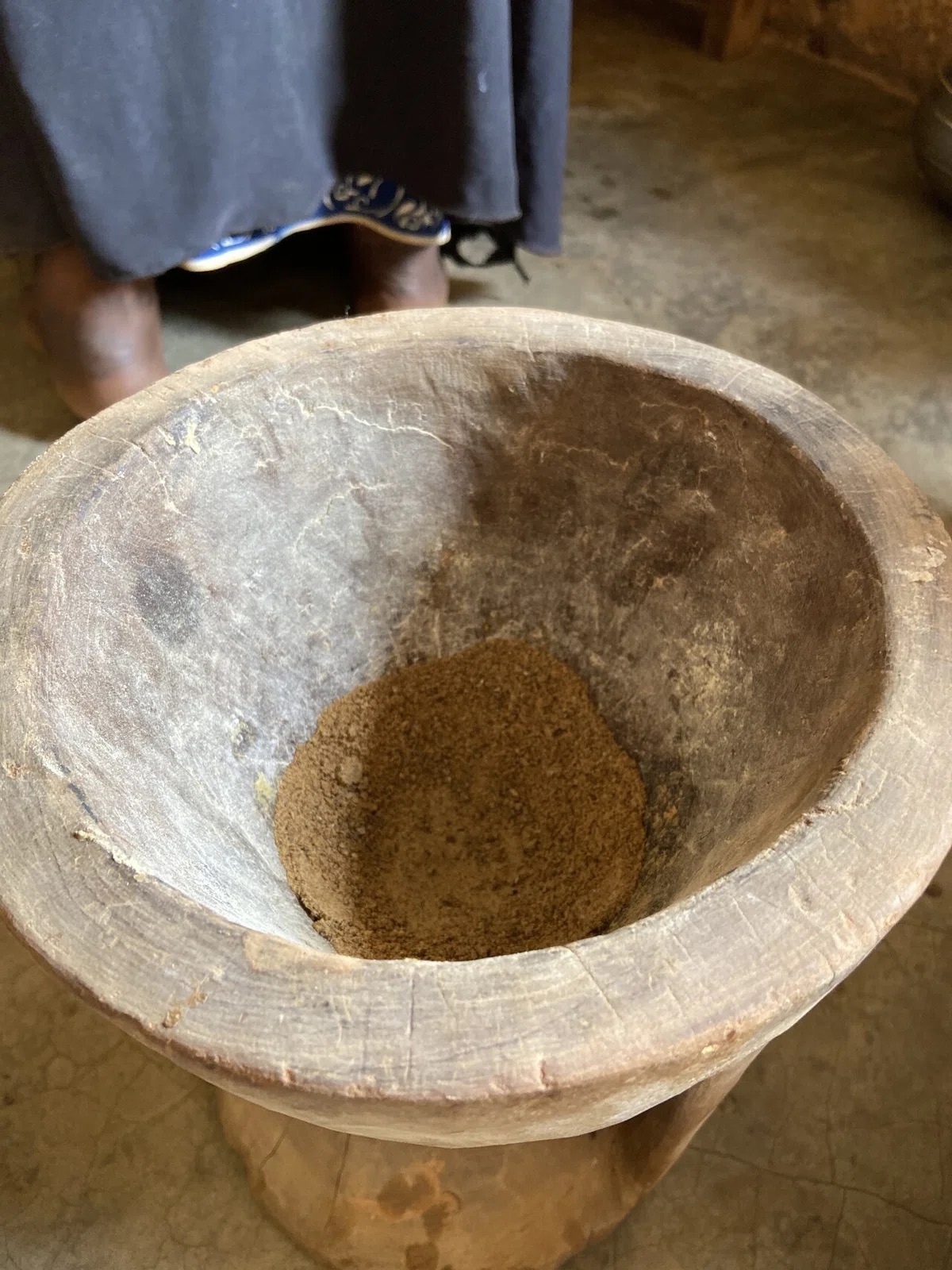 現地語で「トゥ オーゴ」と呼ばれるすり鉢で、リズムよく叩く