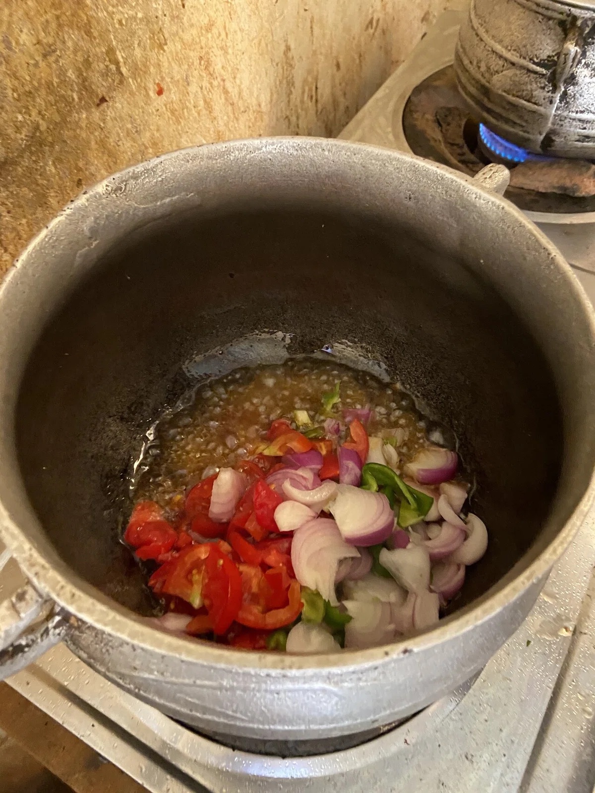 細かく切ったトマト、ピーマン、玉ねぎを⑴の鍋にいれる