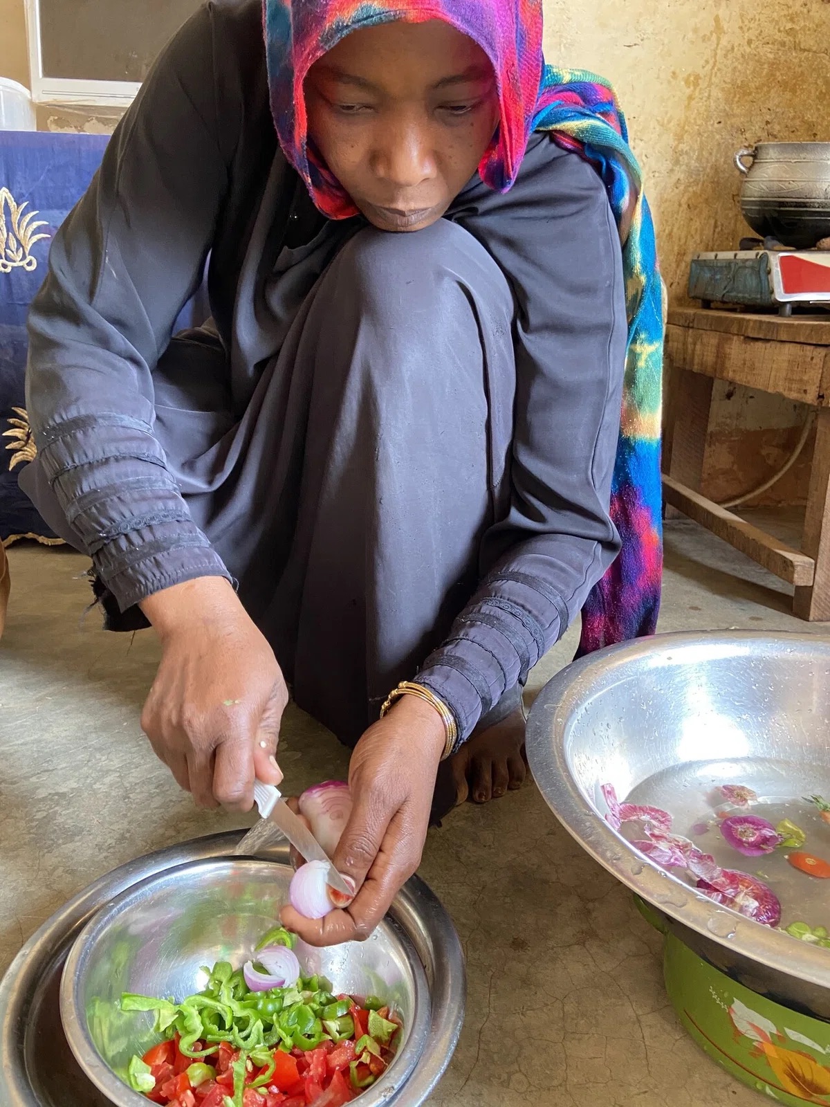 まな板を使わずに、手を使ってリズミカルにテンポよく、器用に切る