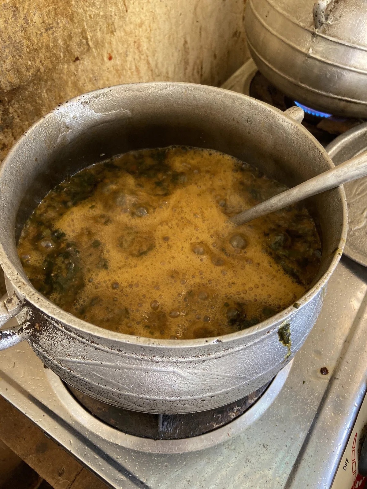 仕上げにつぶしたニンニクとコショウをいれて、全体をよーくまぜる