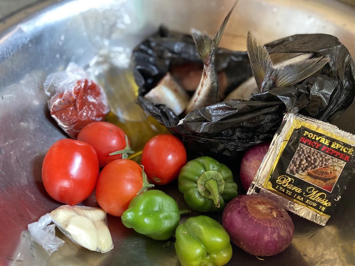 サバ、トマト、ピーマン、玉ねぎ、にんにく、トマトペースト、コショウ