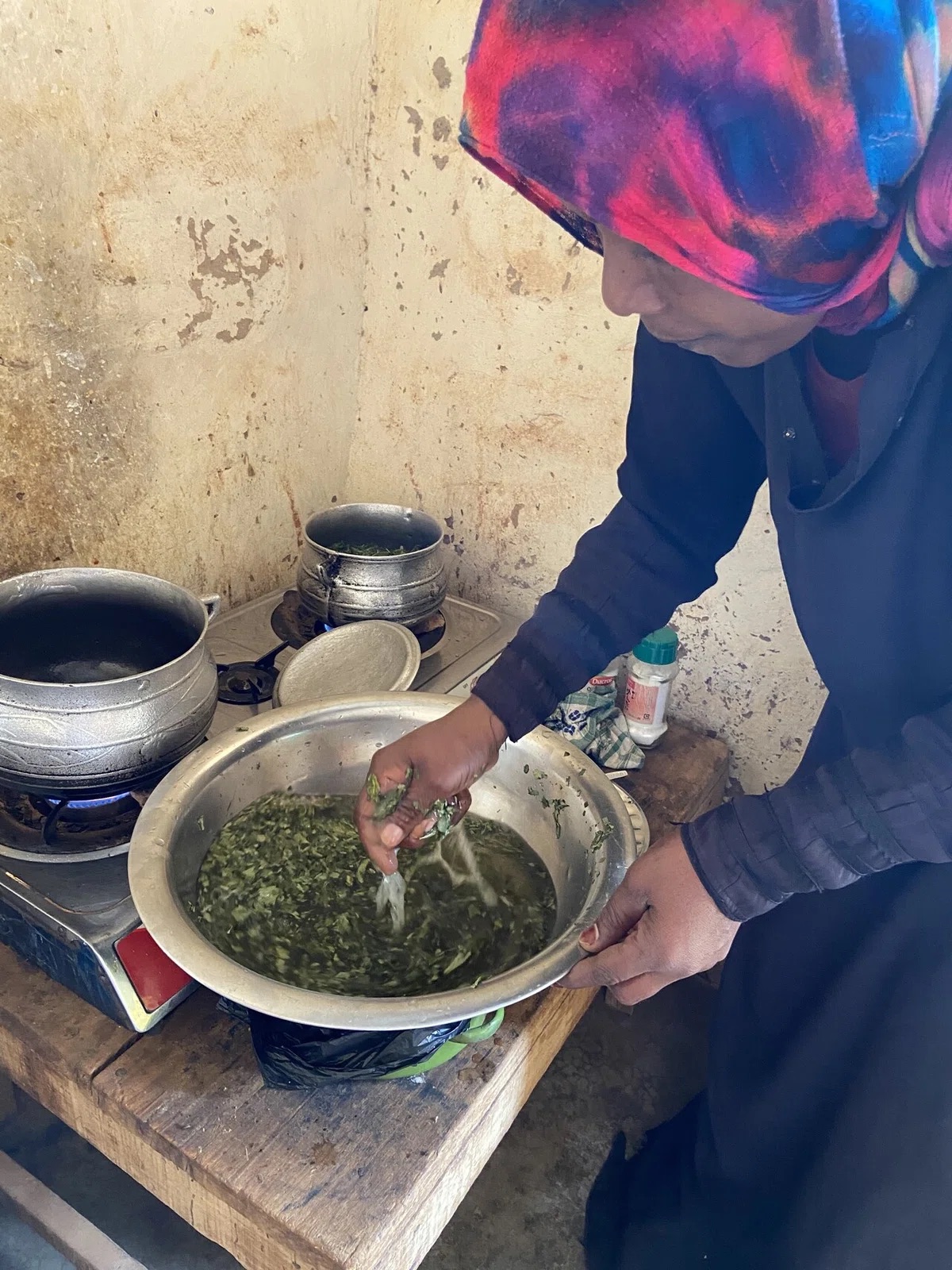 別の鍋でブルバカの葉をゆで、重曹を加える