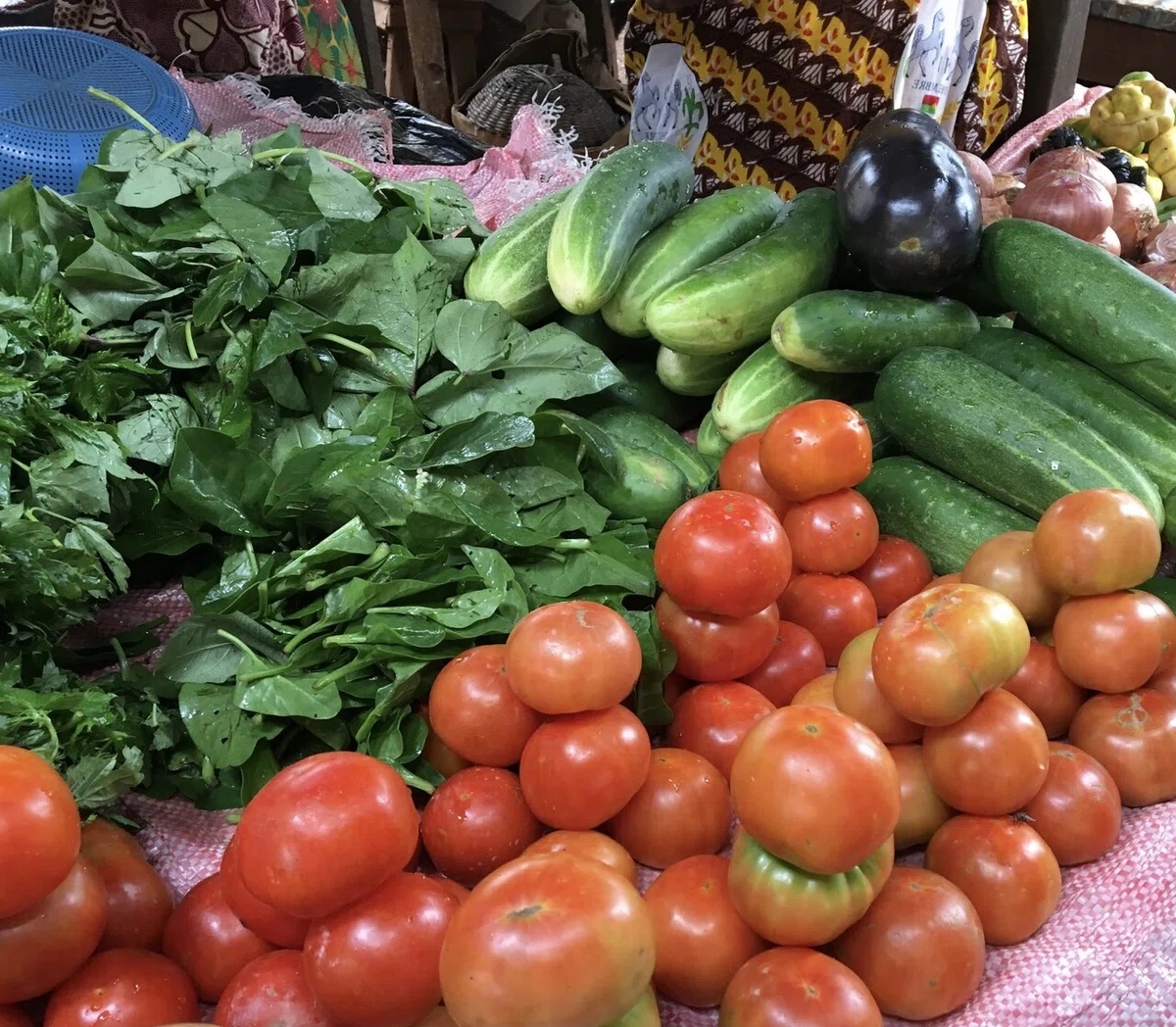 市場には旬の野菜が並ぶ