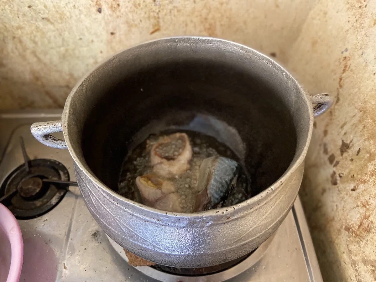 サバを揚げる