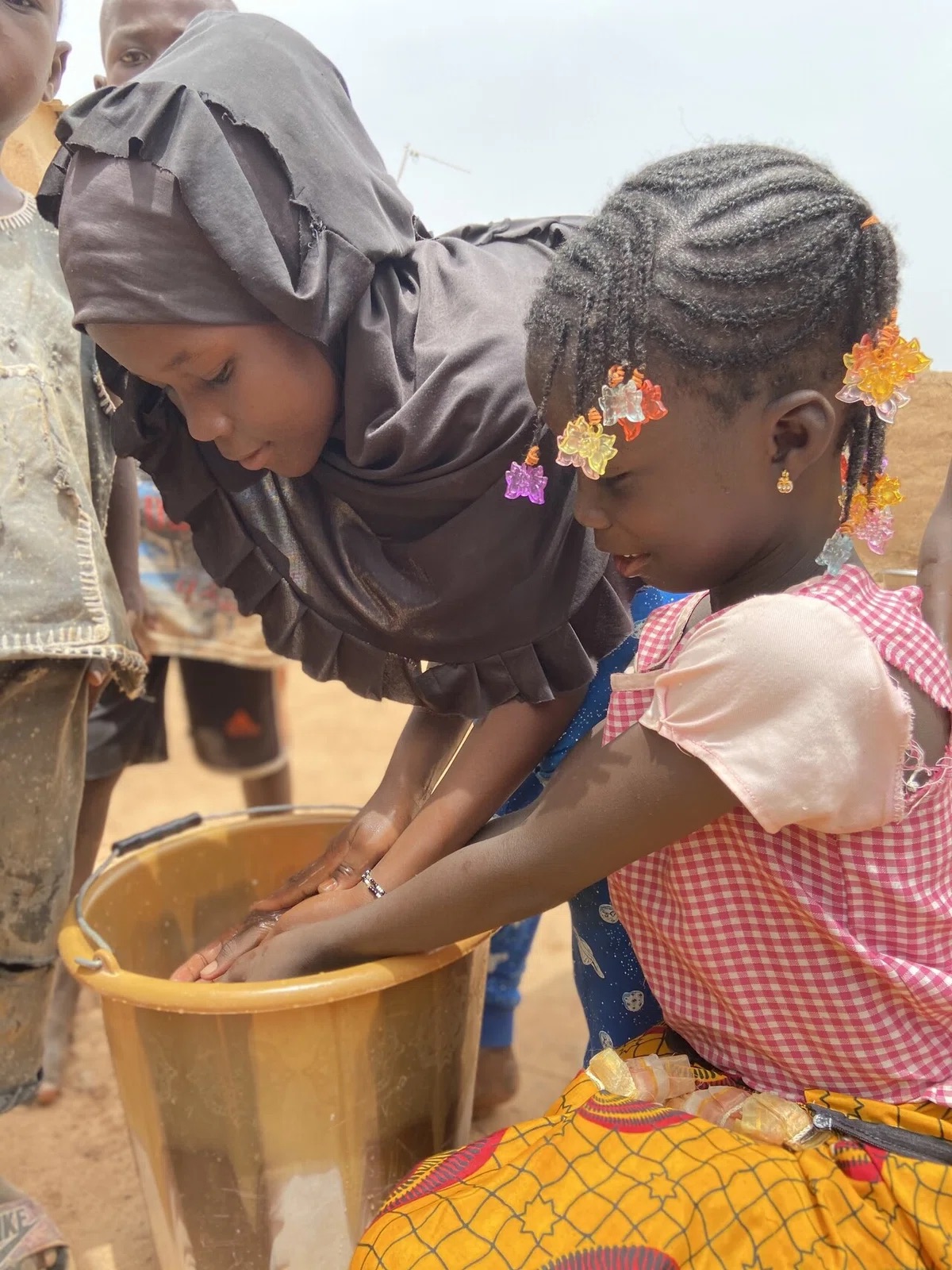 バケツで器用に手を洗い