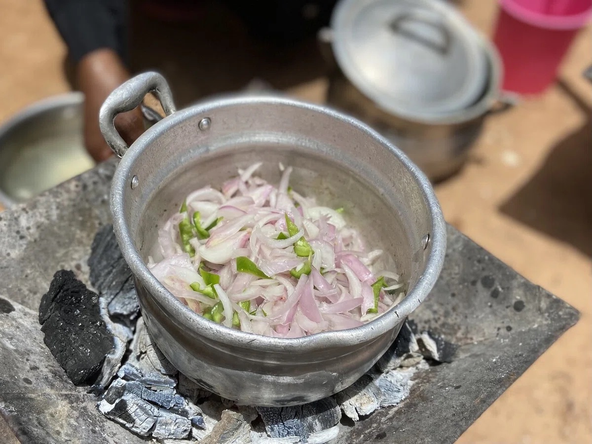 多めの油に玉ねぎとピーマンを炒める