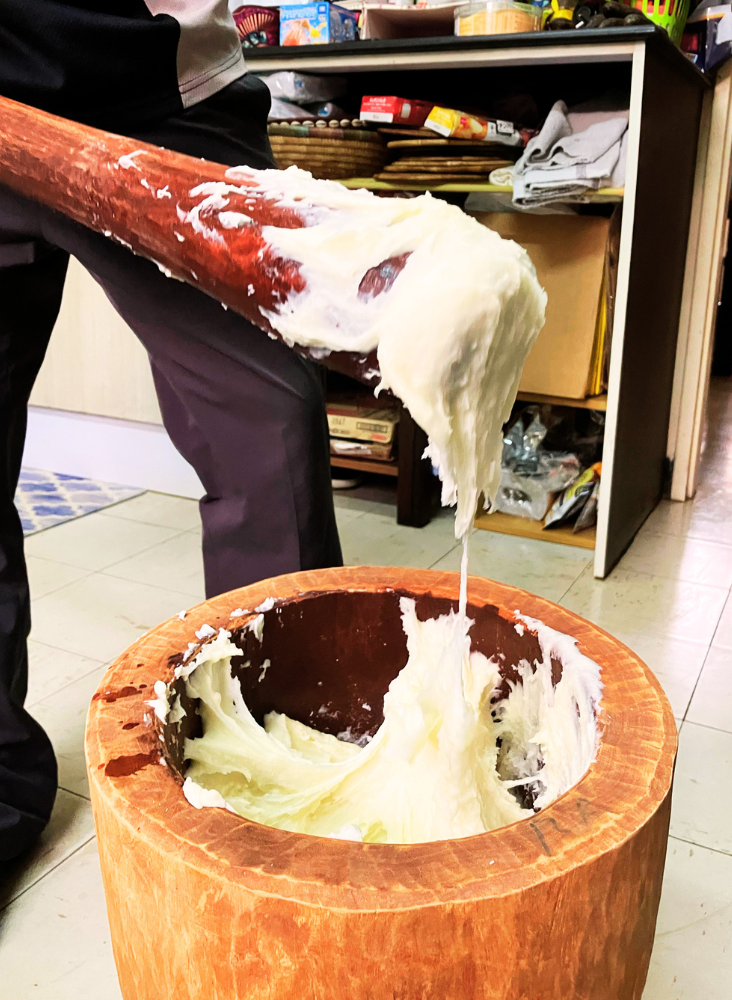 臼でつくヤムイモ